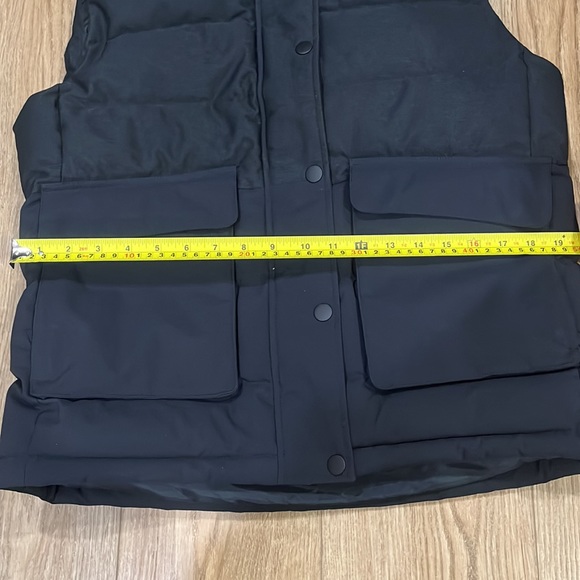 Women’s Woods black puffer vest - Picture 4 of 6